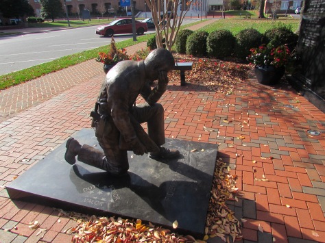 Kneeling  Officer  Law  Officers  Memorial  Dover  Delaware